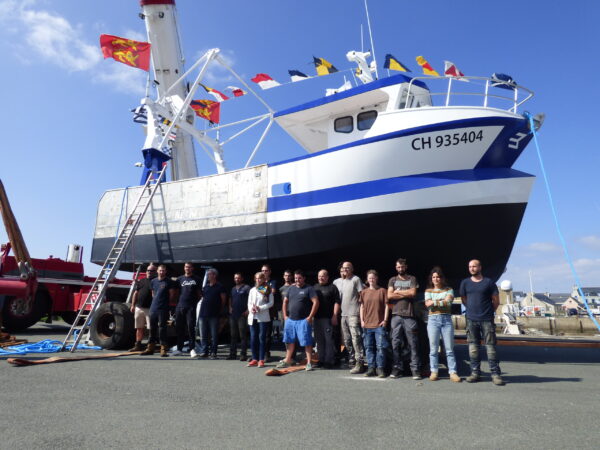 L'Armateur du P'tit Piak avec plusieurs personnes des différents corps de métiers ayant travaillé à la construction et équipement du bateau P'tit Piak Différents corps de métiers ayant travaillé pour la construction neuve du dragueur polyvalent de 11m40x4m40 P'tit Piak