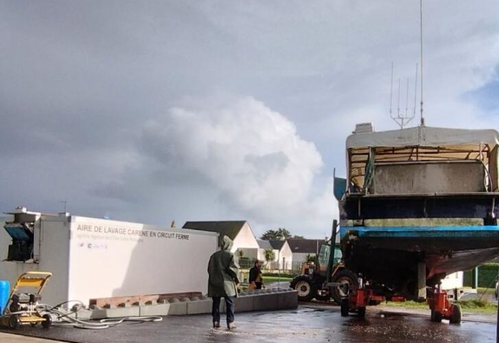 Vue aire de lavage et unité traitement Aire de carénage agréée Agence de l'Eau Loire Bretagne pour le lavage des coques de bateaux de pêche professionnels