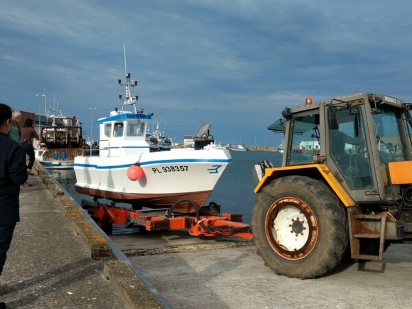 mise_a_l_eau_plastimer_stratageme_du_lounais Vue sortie d'eau de bateau par le chantier Plastimer à la cale du port de Saint-Guénolé