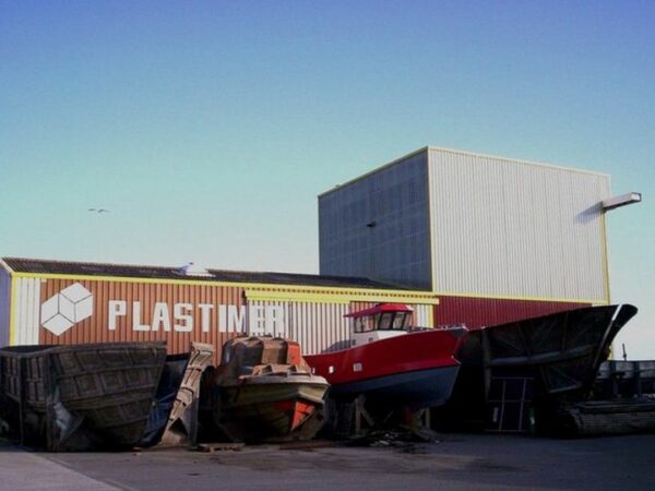 vue_nord__exterieur_batiment_plastimer Vue Nord du bâtiment du chantier Plastimer sur le port de Saint-Guénolé 29760 Penmarch