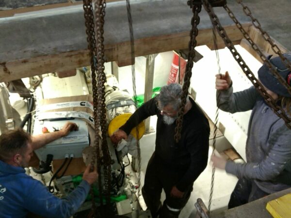 Embarquement moteur par les motoristes du chalutier coquillier 11m90x5m Le Canot Embarquement moteur par les motoristes du chalutier coquillier 11m90x5m Le Canot