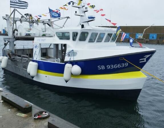 Vue tribord chalutier coquillier polyvalent Le Canot 11,90 m x 5 m Chantier naval Plastimer , Construction polyester de bateaux chalutier coquillier fileyeur caseyeur polyvalent de 6 à 12m